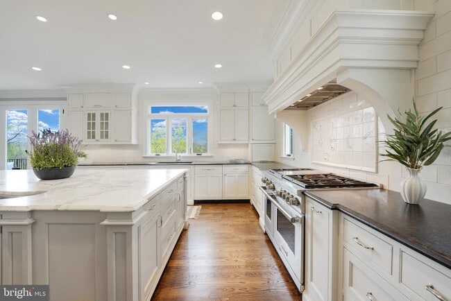 Building Photo - 9884 River Chase Way