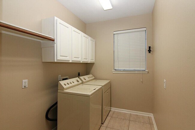 Building Photo - 2758 Laguna Pointe Dr