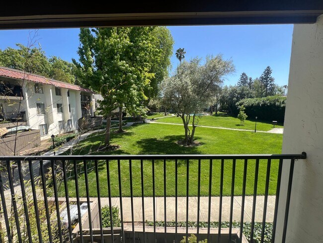 Building Photo - Sunny 1 bed 1 bath Condo in Santa Clara. L...