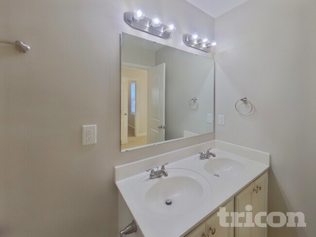 Building Photo - 5819 Hewitt Dr