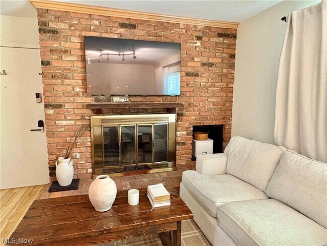 Building Photo - 6910 Carriage Hill Dr