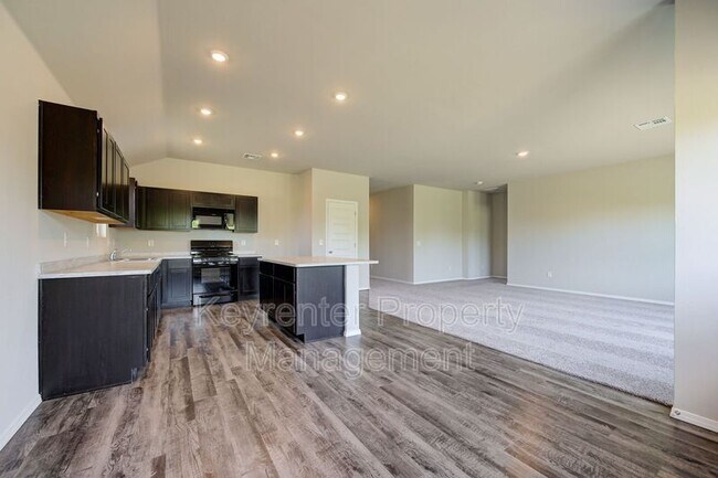 Building Photo - 755 Foxtail Dr