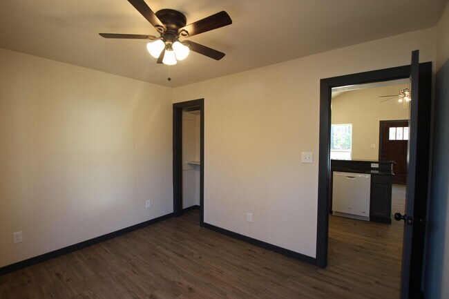 Building Photo - Spur 164 Units