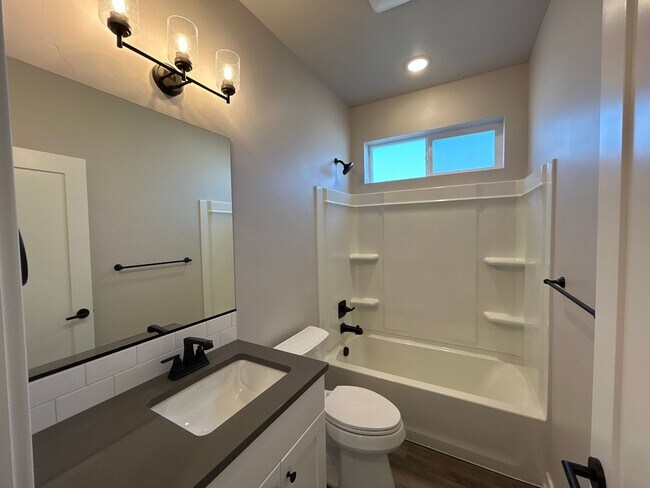 Building Photo - Stylish 2BR + Office Duplex in SE Bend – Garage & Smart Home Perks