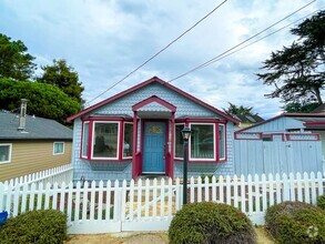 Building Photo - Beautiful 2 Bedroom Home In New Monterey!