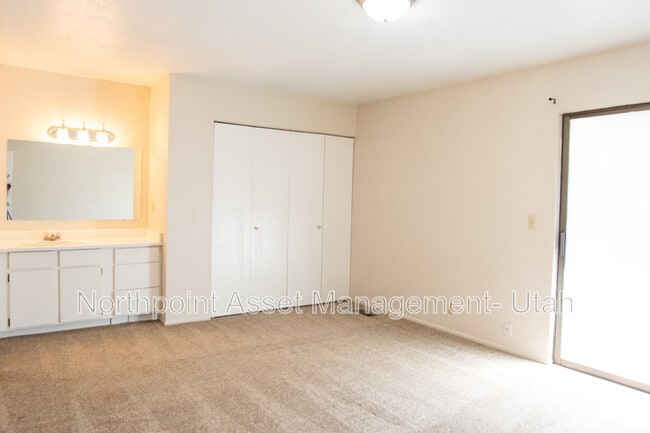 Building Photo - 3465 S Highland Dr