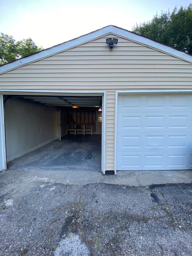 2 car garage - 1050 Janet Dr