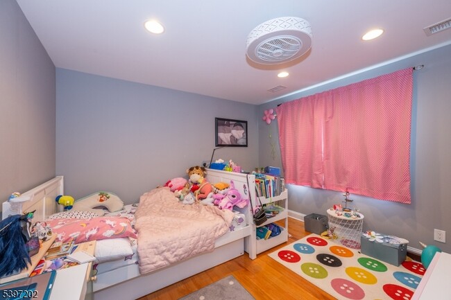 Building Photo - 27 Evergreen Ave