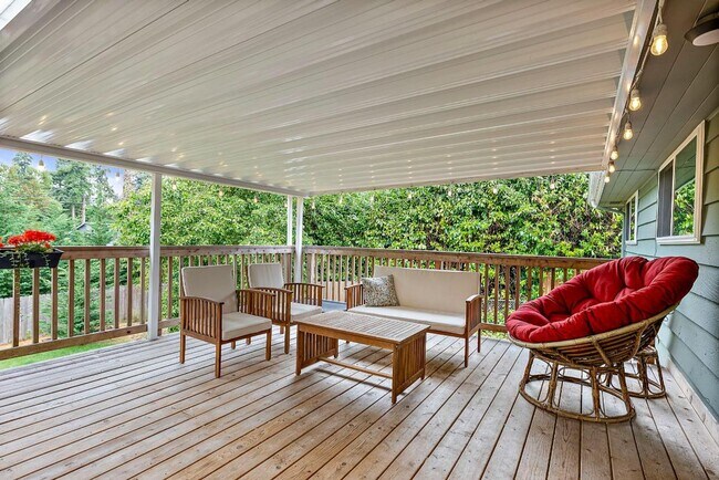 Building Photo - Spacious 4 Bed Lakewood Home w/ 2 Kitchens...