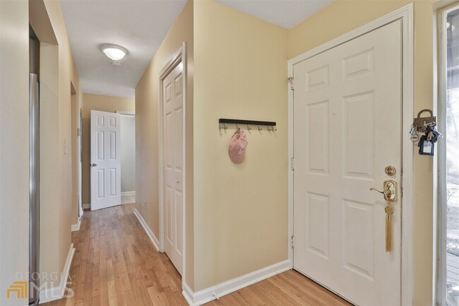 Building Photo - 13 Northlake Dr