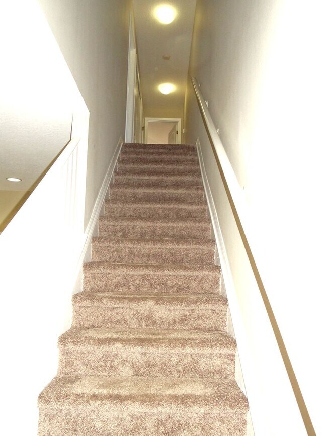 Building Photo - 3b / 2.5 bath  townhome in gated community