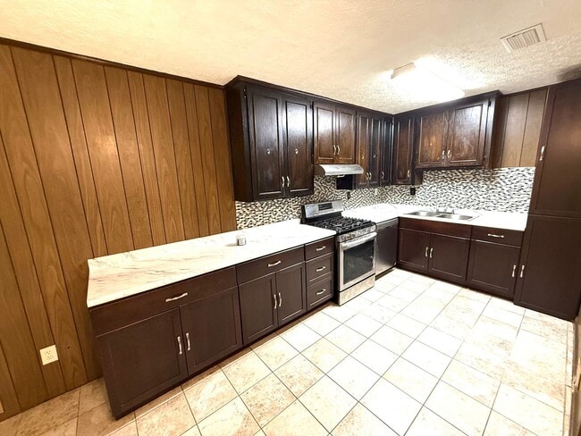 Building Photo - ** 3 Bed 1.5 Bath Located in South Lawn** ...