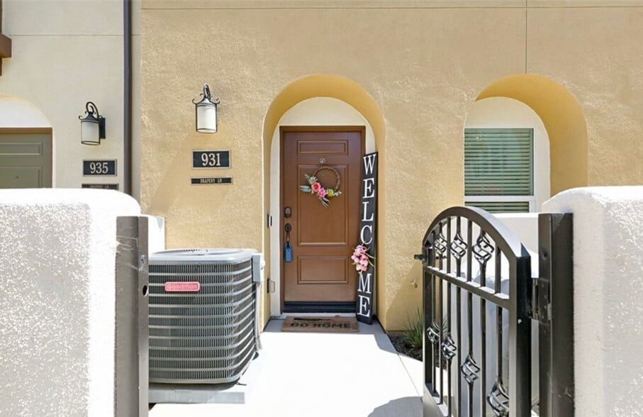 Building Photo - 931 E Drapery Ln