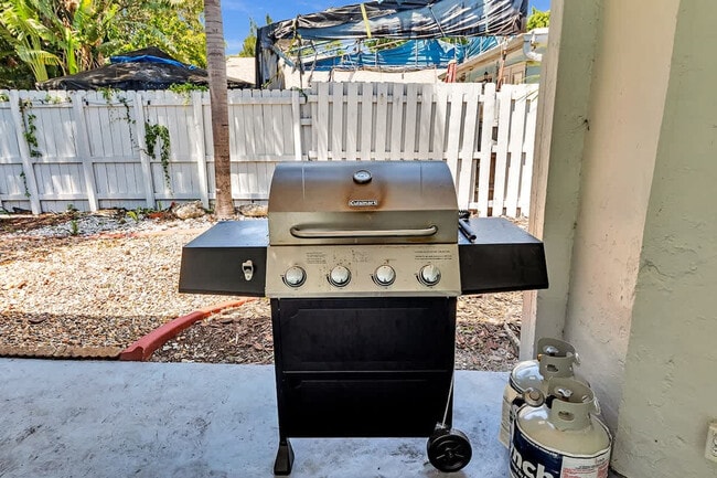 Building Photo - 1568 NE 35th St