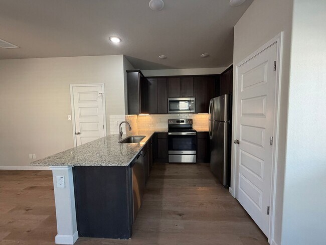 Building Photo - Modern 3/2 Townhome in NBTX