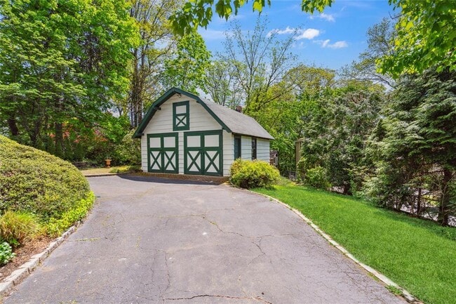 Building Photo - 17 The Intervale