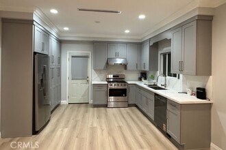 Building Photo - 500 N Resh Pl