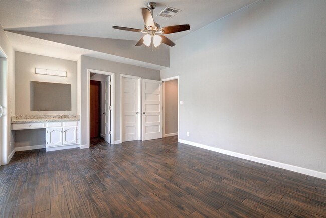 Building Photo - HUGE House In Tempe Close to ASU