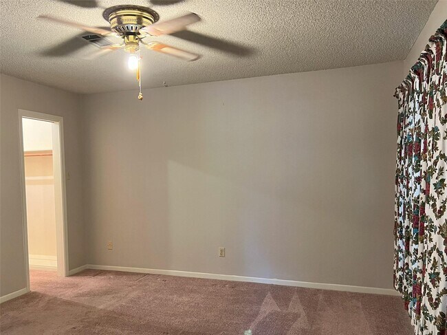 Building Photo - 401 Oakhill Dr