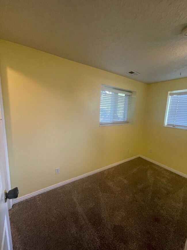 Building Photo - 550 E 250 N