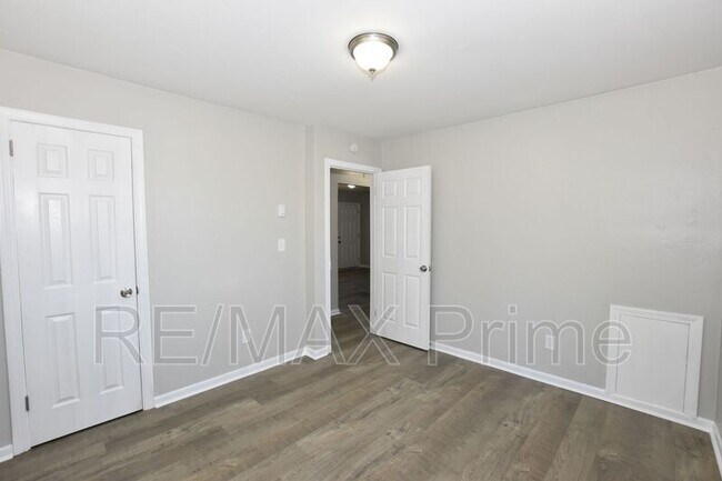 Building Photo - 7923 Thompson Rd