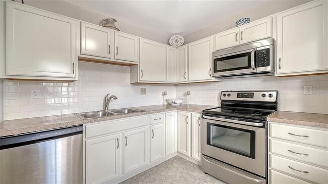 Building Photo - 7880 Palm Aire Ln