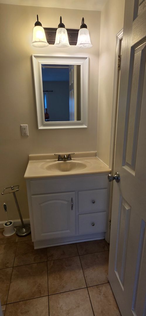 Building Photo - Detached Garage Appt. on  Beautiful Camden Ave.