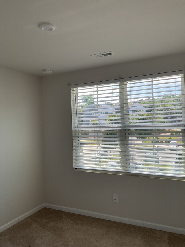 Building Photo - 3 bed, 2.5 bath end unit townhome!