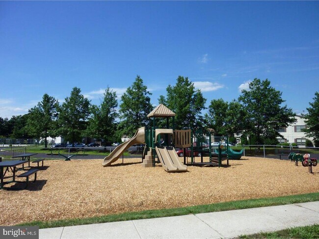 Building Photo - 16 Pickwick Pl