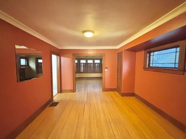 Building Photo - Spacious 3bd House | Driveway | Sunroom