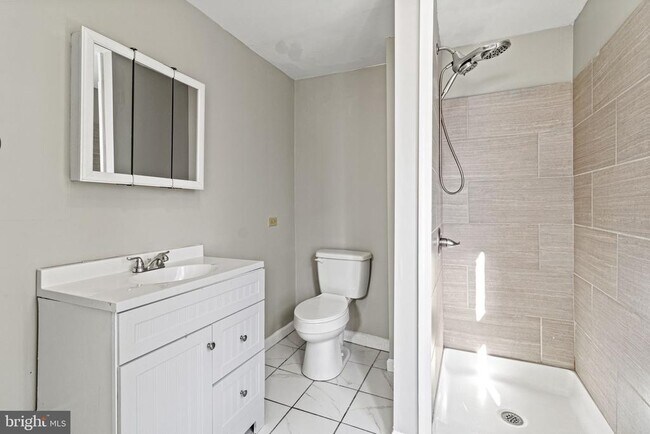 Building Photo - 307 Roxborough Ave