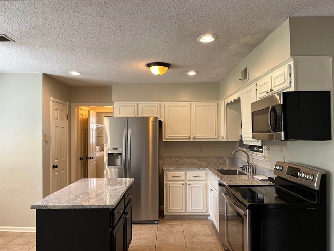 Building Photo - 1800 Allenby Rd