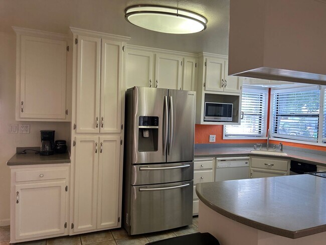 Building Photo - 2 bed, 1 bath, Bonus Room with Built-in Bar