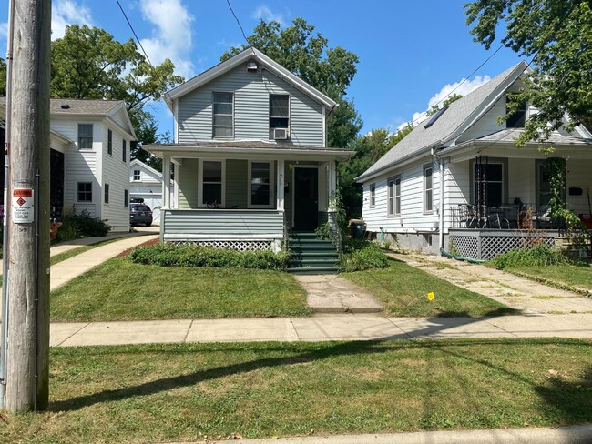 Primary Photo - 930 E Dayton St