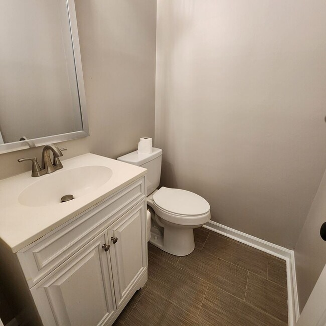 Building Photo - Beautiful End unit Townhome for rent