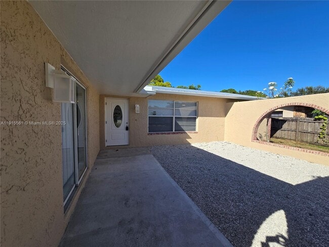 Building Photo - 3201 SE Hibiscus St