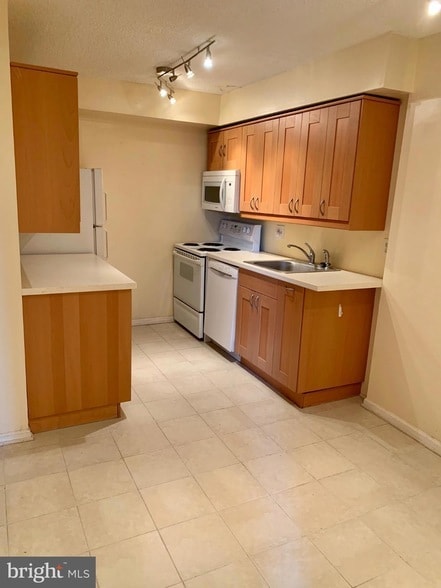 Building Photo - 7401 Westlake Terrace