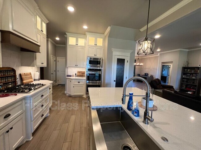 Building Photo - 3116 Drake Crest Dr