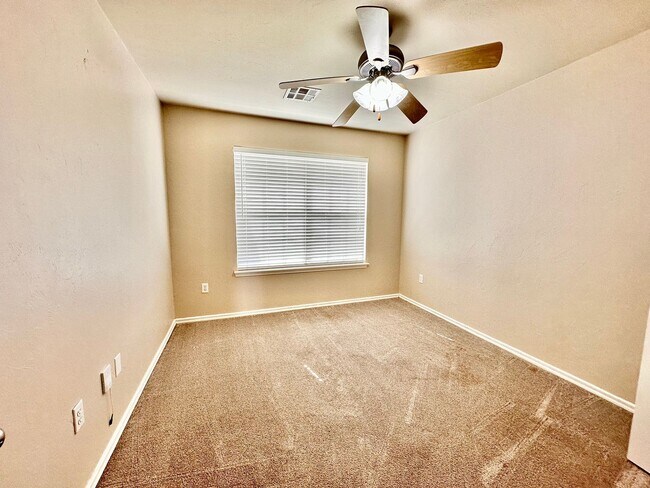Building Photo - Newer 3 Bedroom off I-240