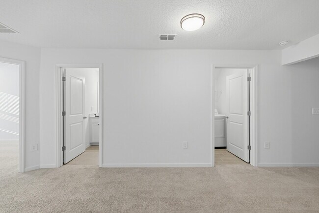 Building Photo - 3-Bedroom Oak Hammock Townhome – Internet Included!