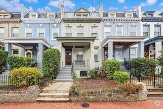 Building Photo - Newly Renovated: 4 Bed 2 Bath on 5th Stree...