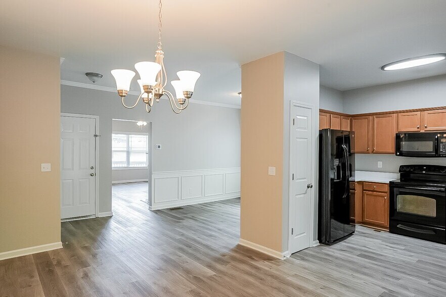 Building Photo - 657 Amberwood Dr
