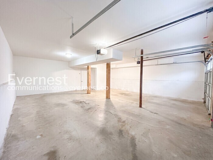 Building Photo - 323 N Briar Ridge