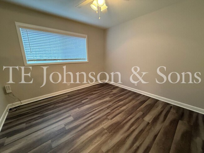 Building Photo - 2 Bedroom Salem View Apartment!