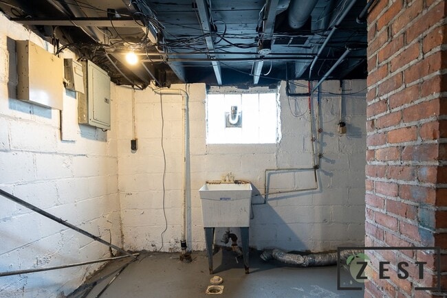 Building Photo - PRE LEASING! Beautiful 3 BEDROOM!
