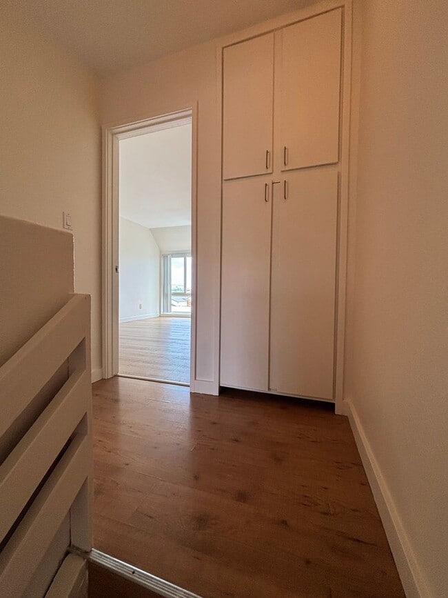 Building Photo - Spacious 2 Bedroom, 1.5 Bath Two-Story Townhome in Clairemont