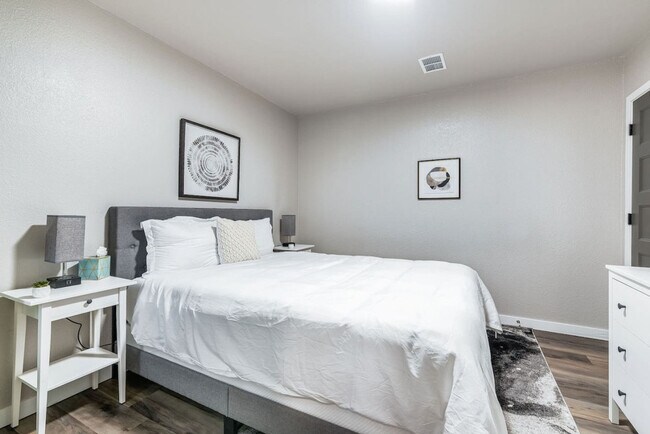 Building Photo - 1818 Court F