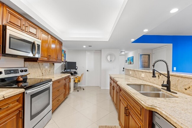 Building Photo - 825 Egret Cir