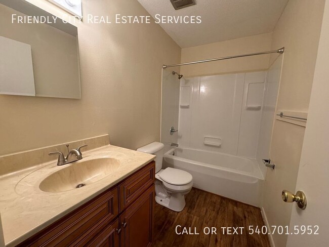 Building Photo - 1E Holly Ct-