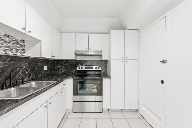 Building Photo - 400 Kings Point Dr